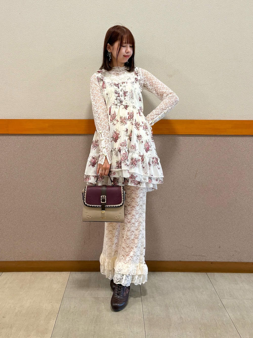 ホワイト系のTシャツ/カットソー、ホワイト系のチュニック、ホワイト系のカーディガン/ボレロを着用したレディースの秋コーディネートの6枚目の写真