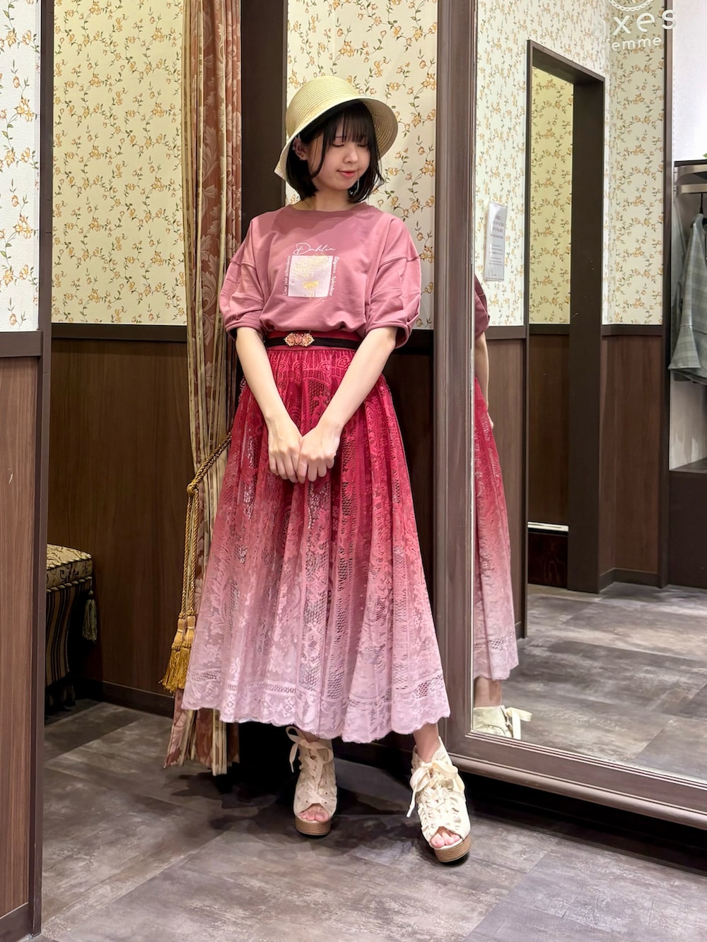 ピンク系のTシャツ/カットソー、レッド系のスカート、ホワイト系のトートバッグを着用したレディースの春コーディネートの4枚目の写真