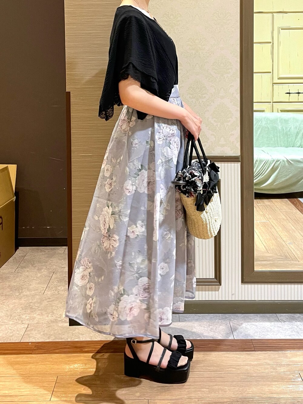 ブラック系のかごバッグ、パープル系のスカート、ブラック系のTシャツ/カットソーを着用したレディースの夏コーディネートの2枚目の写真