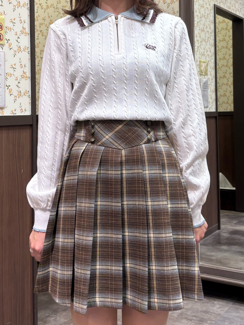 ベージュ系のショルダーバッグ、ブラウン系のブーツ、ブラウン系のその他パンツを着用したレディースの秋コーディネートの4枚目の写真