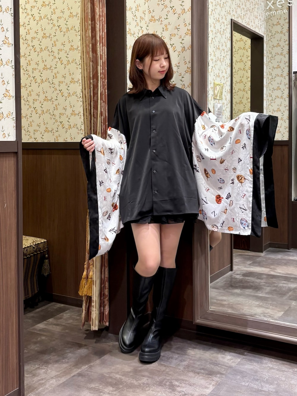 ブラック系のタンクトップ、グレー系のシャツ/ブラウス、ブラック系のスカートを着用したレディースの冬コーディネートの4枚目の写真