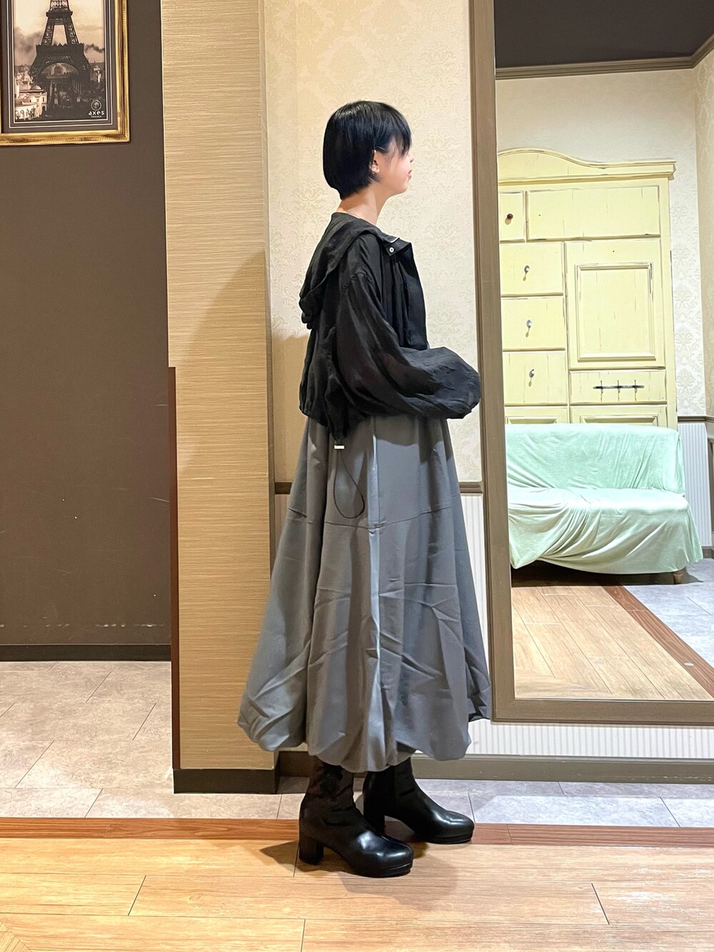 ブラック系のブルゾン、ブラック系のタンクトップ、グレー系のジャンパースカートを着用したレディースの秋コーディネートの5枚目の写真