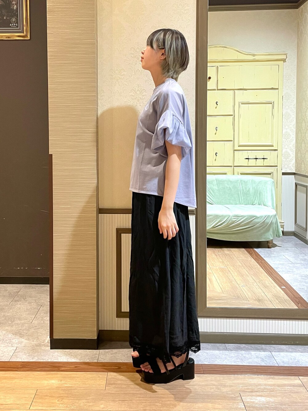 ブラック系のその他パンツ、ブルー系のTシャツ/カットソー、ブラック系のトートバッグを着用したレディースの夏コーディネートの3枚目の写真