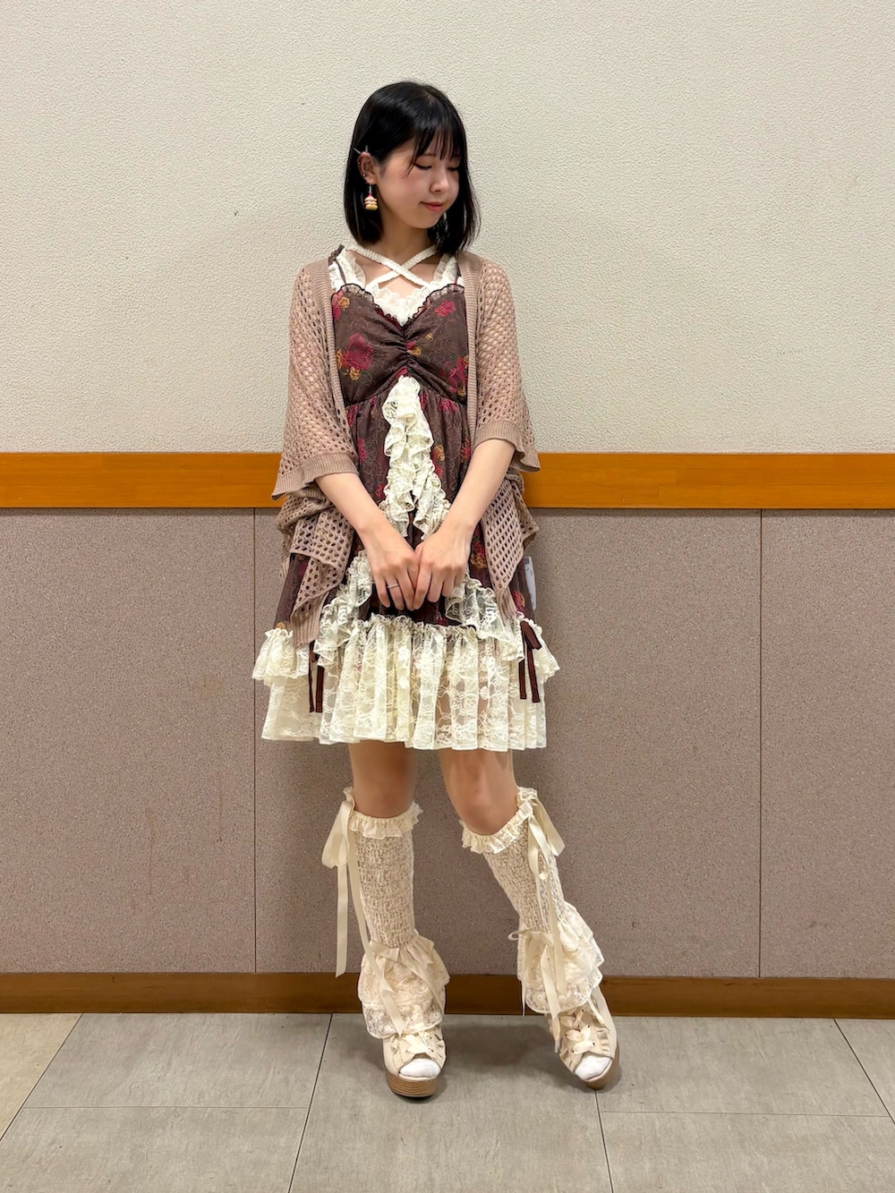 ホワイト系のタンクトップ、ブラウン系のカーディガン/ボレロ、ブラウン系のチュニックを着用したレディースの夏コーディネートの4枚目の写真