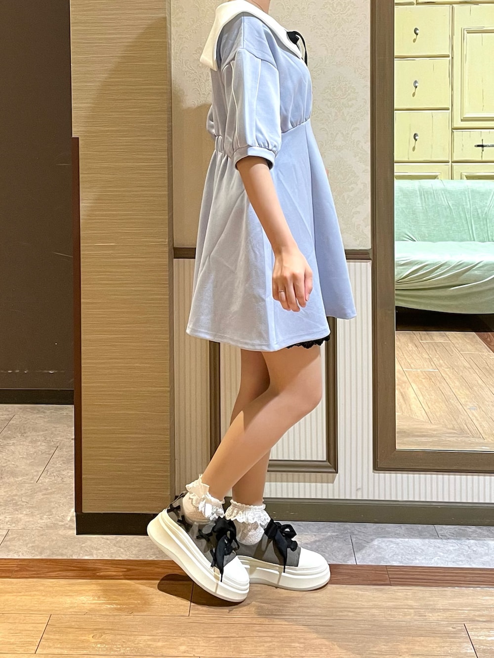 ホワイト系のタンクトップ、ブルー系のワンピース、グレー系のスニーカーを着用したレディースの夏コーディネートの3枚目の写真