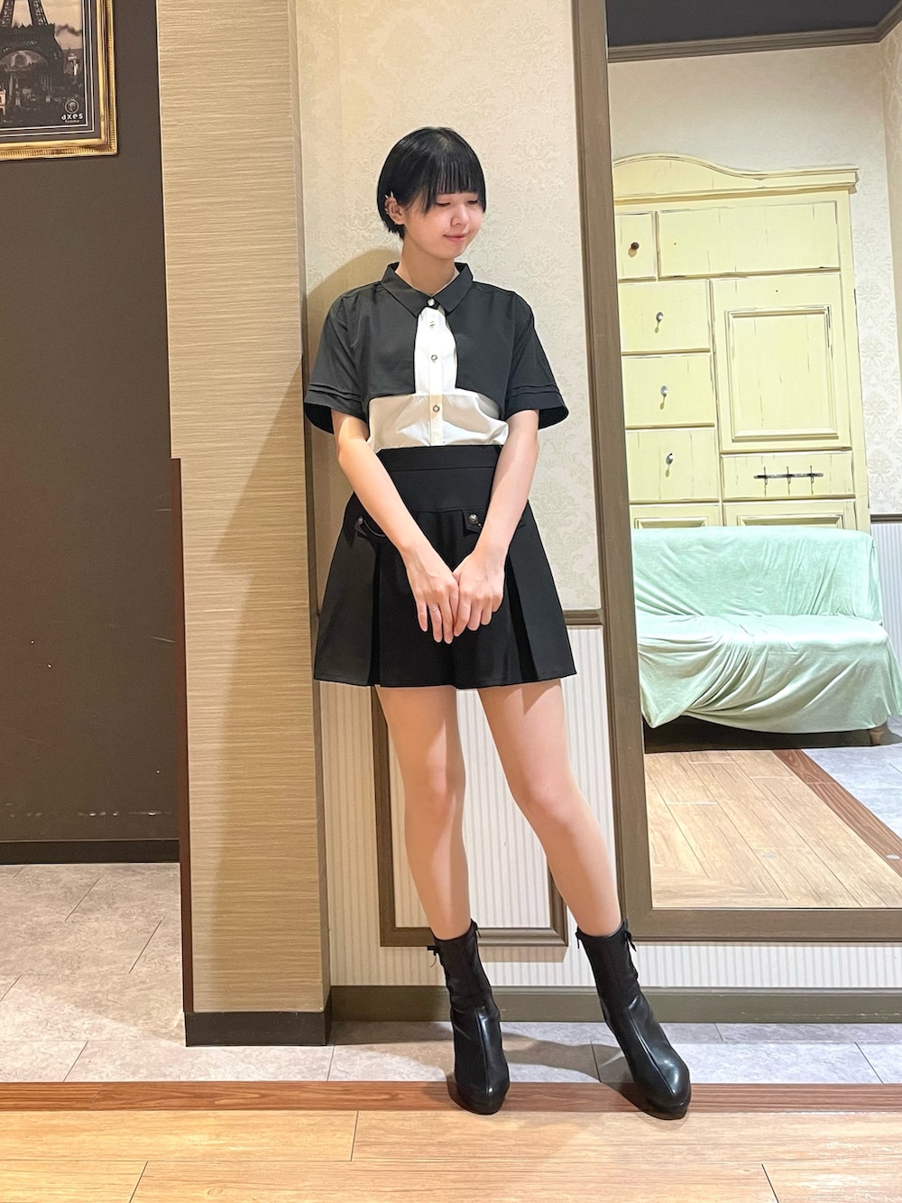 ブラック系のシャツ/ブラウス、ブルー系のその他パンツ、ブラック系のショルダーバッグを着用したレディースの秋コーディネートの5枚目の写真