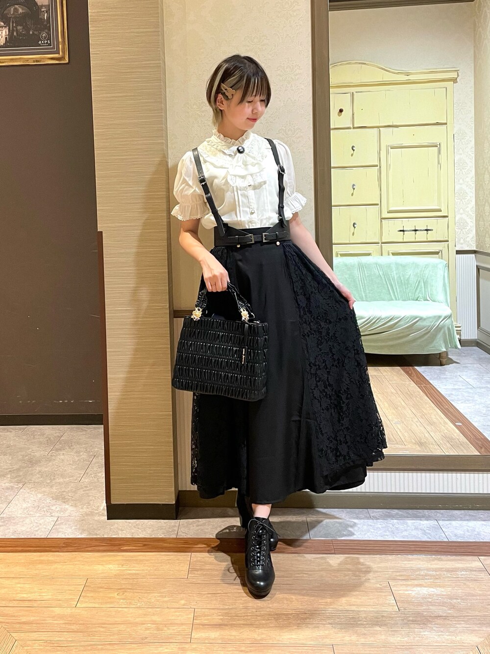 ブラック系のショルダーバッグ、ブラック系のブーツ、ブラック系のスカートを着用したレディースの夏コーディネートの3枚目の写真