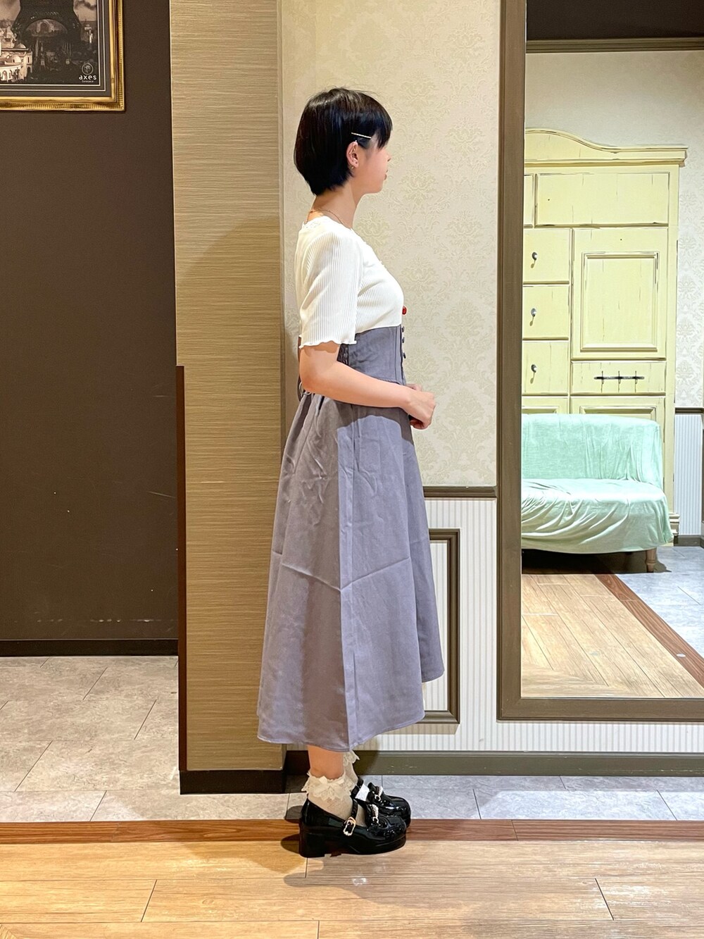 ホワイト系のタンクトップ、ホワイト系のショルダーバッグ、パープル系のワンピースを着用したレディースの夏コーディネートの4枚目の写真