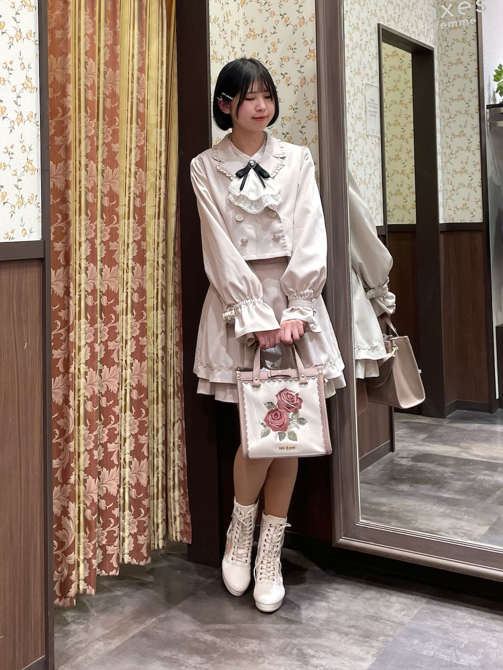 ホワイト系のスカート、ホワイト系のシャツ/ブラウス、ホワイト系のテーラードジャケットを着用したレディースの冬コーディネートの3枚目の写真