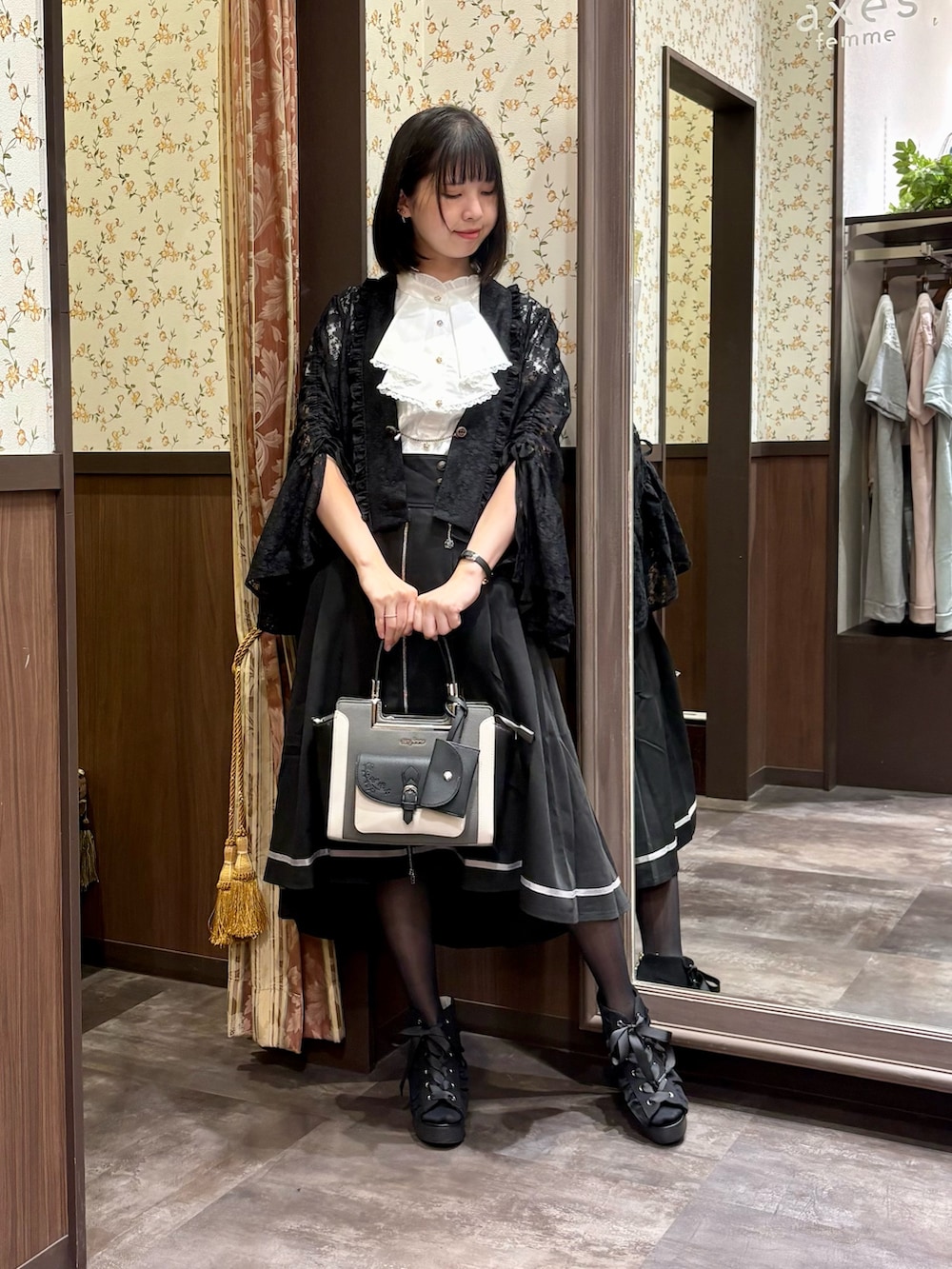 ブラック系のカーディガン/ボレロ、ブラック系のスカート、ブラック系のサンダルを着用したレディースの夏コーディネートの3枚目の写真