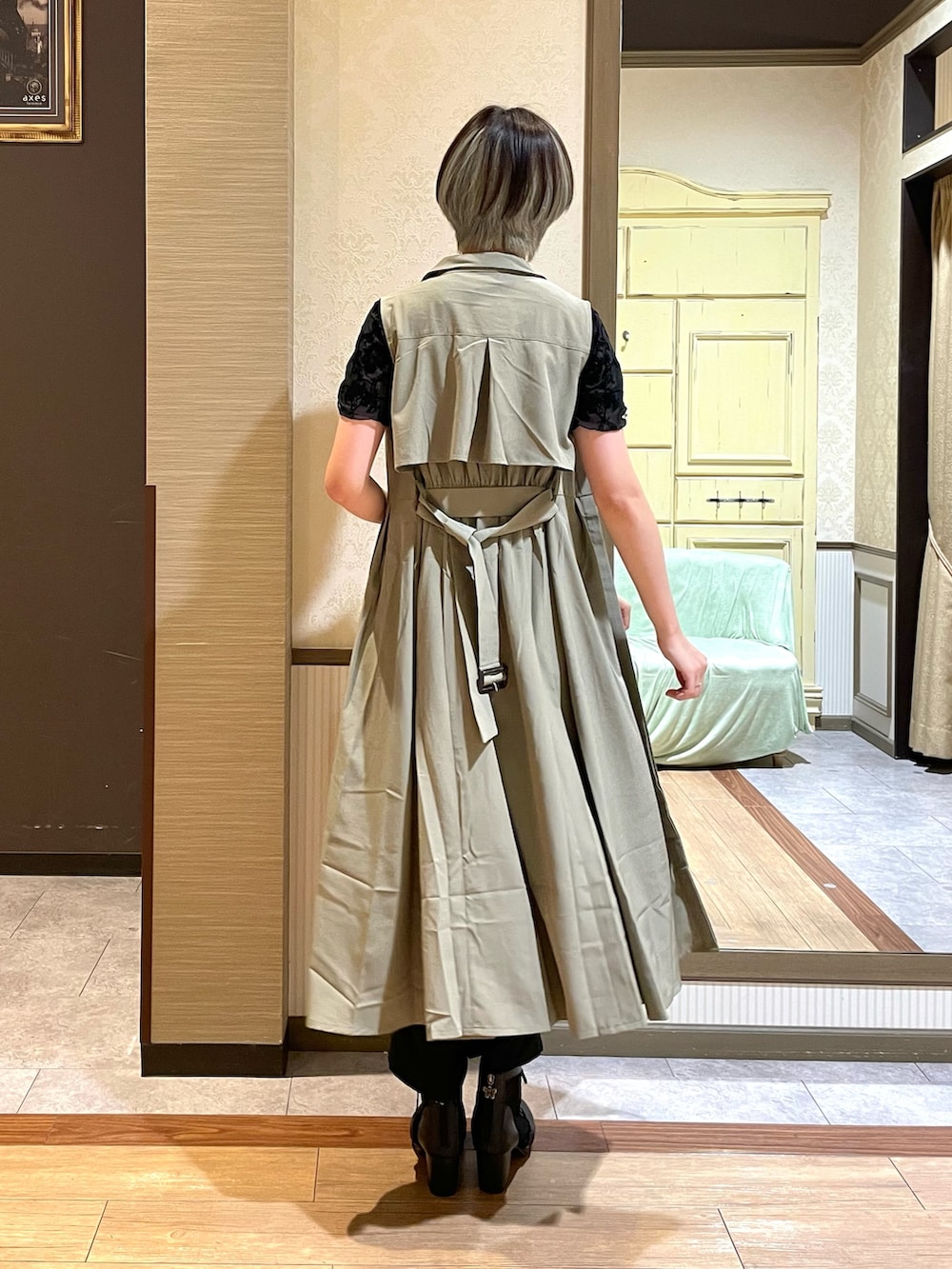 ブラック系のその他パンツ、ブラック系のブーツ、ブラック系のタンクトップを着用したレディースの夏コーディネートの5枚目の写真