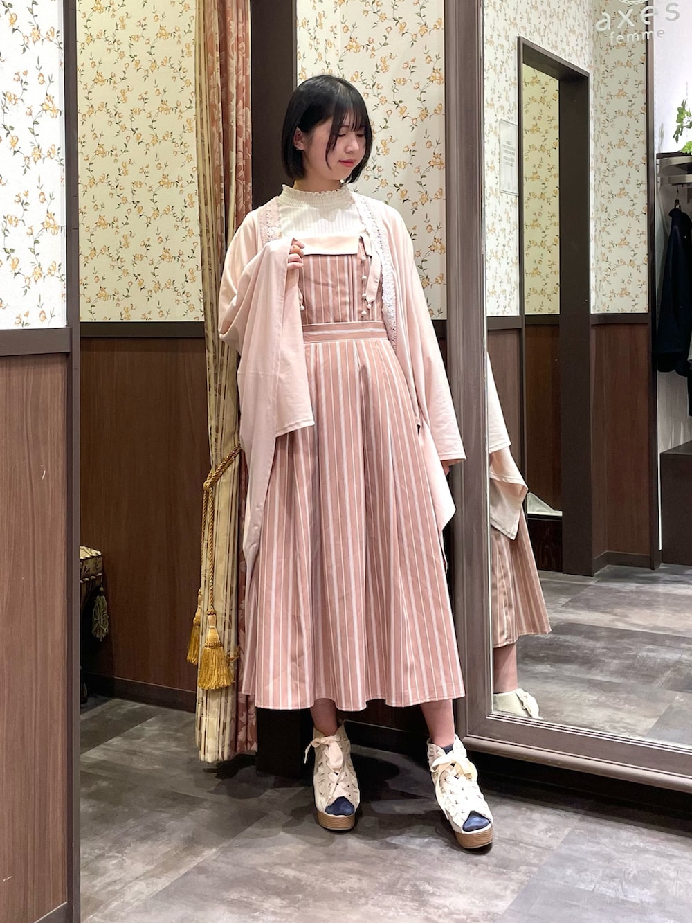 ホワイト系のTシャツ/カットソー、ピンク系のワンピース、ベージュ系のサンダルを着用したレディースの春コーディネートの2枚目の写真