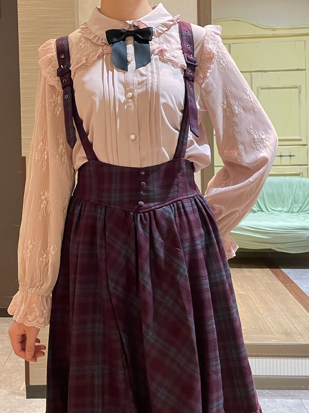 ブラック系のブーツ、ピンク系のシャツ/ブラウス、ブラック系のテーラードジャケットを着用したレディースの秋コーディネートの4枚目の写真