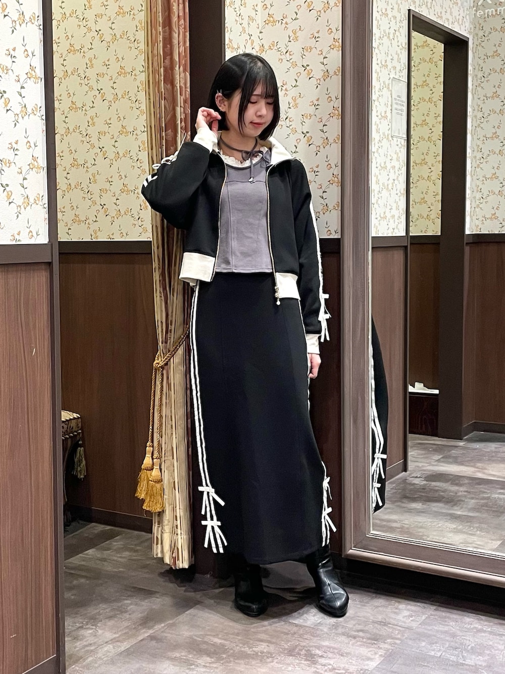 ブラック系のブルゾン、グレー系のTシャツ/カットソー、ブラック系のスカートを着用したレディースの春コーディネートの3枚目の写真