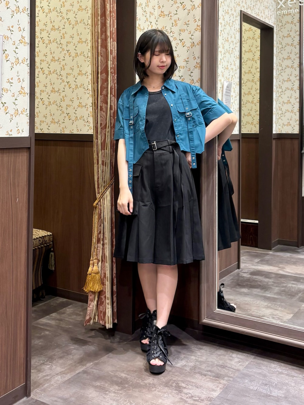 ブラック系のその他パンツ、ブルー系のシャツ/ブラウス、ブラック系のタンクトップを着用したレディースの春コーディネートの5枚目の写真