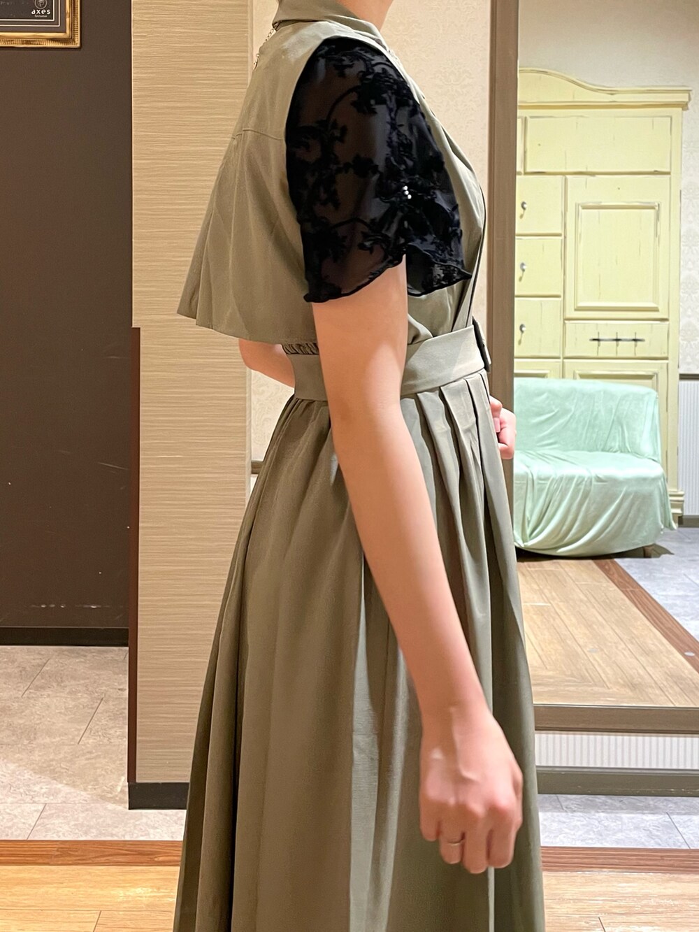 ブラック系のその他パンツ、ブラック系のブーツ、ブラック系のタンクトップを着用したレディースの夏コーディネートの3枚目の写真