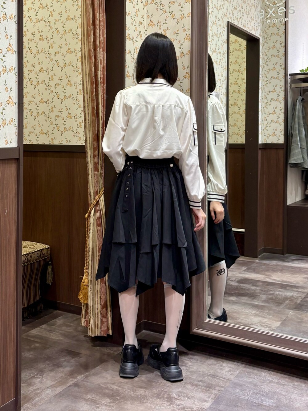ホワイト系のシャツ/ブラウス、ブルー系のベスト、ブラック系のスカートを着用したレディースの夏コーディネートの5枚目の写真