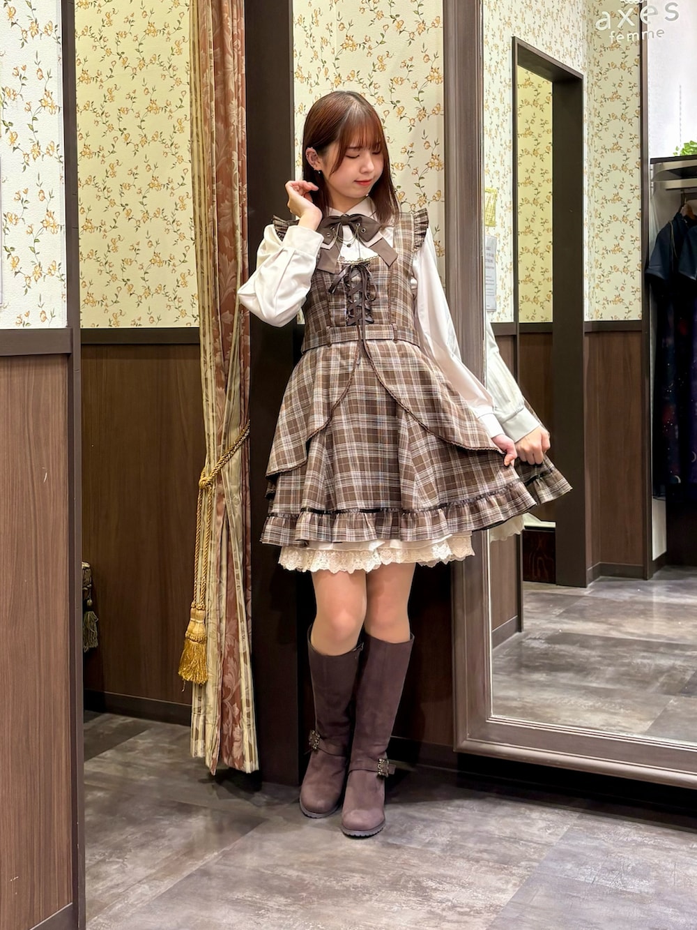 ホワイト系のピーコート、ベージュ系のシャツ/ブラウス、ブラウン系のジャンパースカートを着用したレディースの秋コーディネートの8枚目の写真