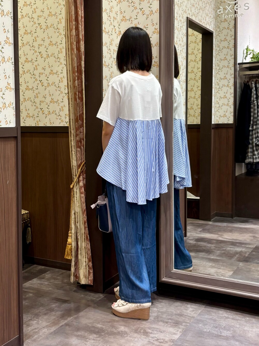 ブルー系のショルダーバッグ、ブルー系のその他パンツ、ホワイト系のTシャツ/カットソーを着用したレディースの夏コーディネートの4枚目の写真