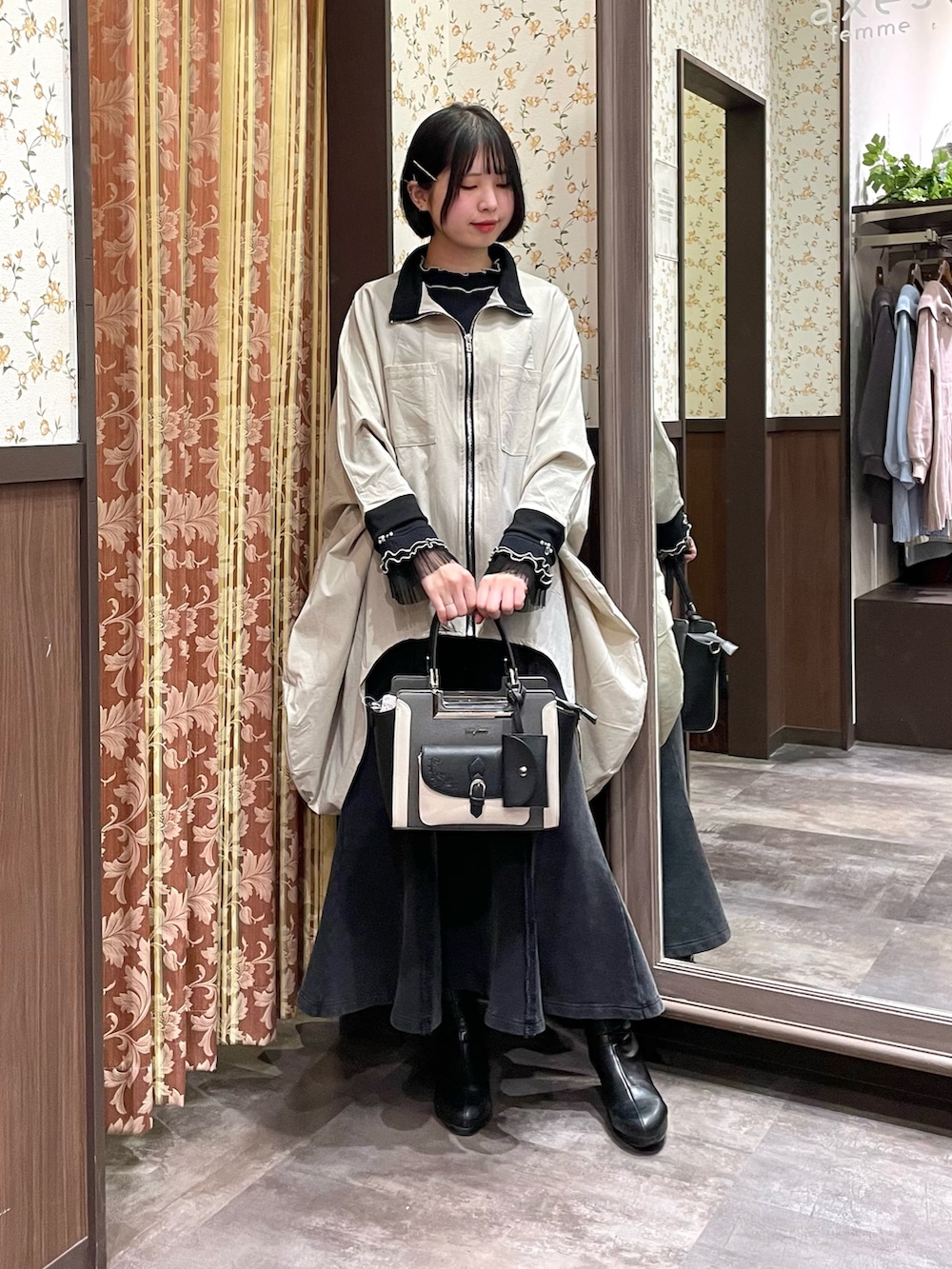 ホワイト系のその他アウター、ブラック系のTシャツ/カットソー、ブラック系のスカートを着用したレディースの春コーディネートの3枚目の写真