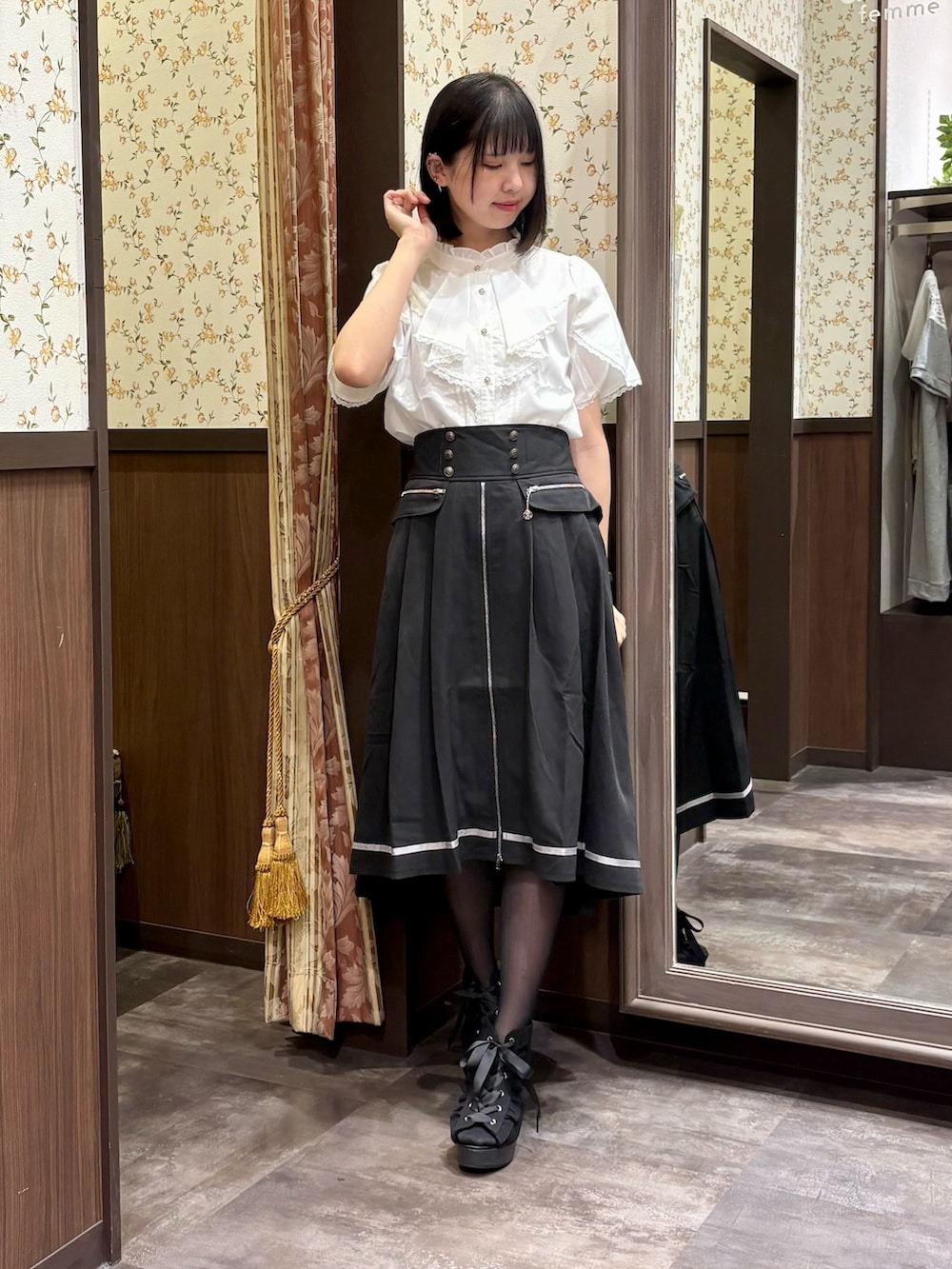 ブラック系のカーディガン/ボレロ、ブラック系のスカート、ブラック系のサンダルを着用したレディースの夏コーディネートの7枚目の写真