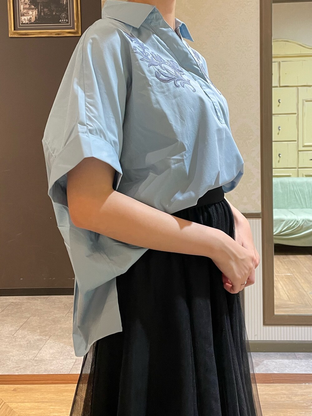 ブラック系のタンクトップ、ブラック系のスカート、ブラック系のサンダルを着用したレディースの夏コーディネートの7枚目の写真