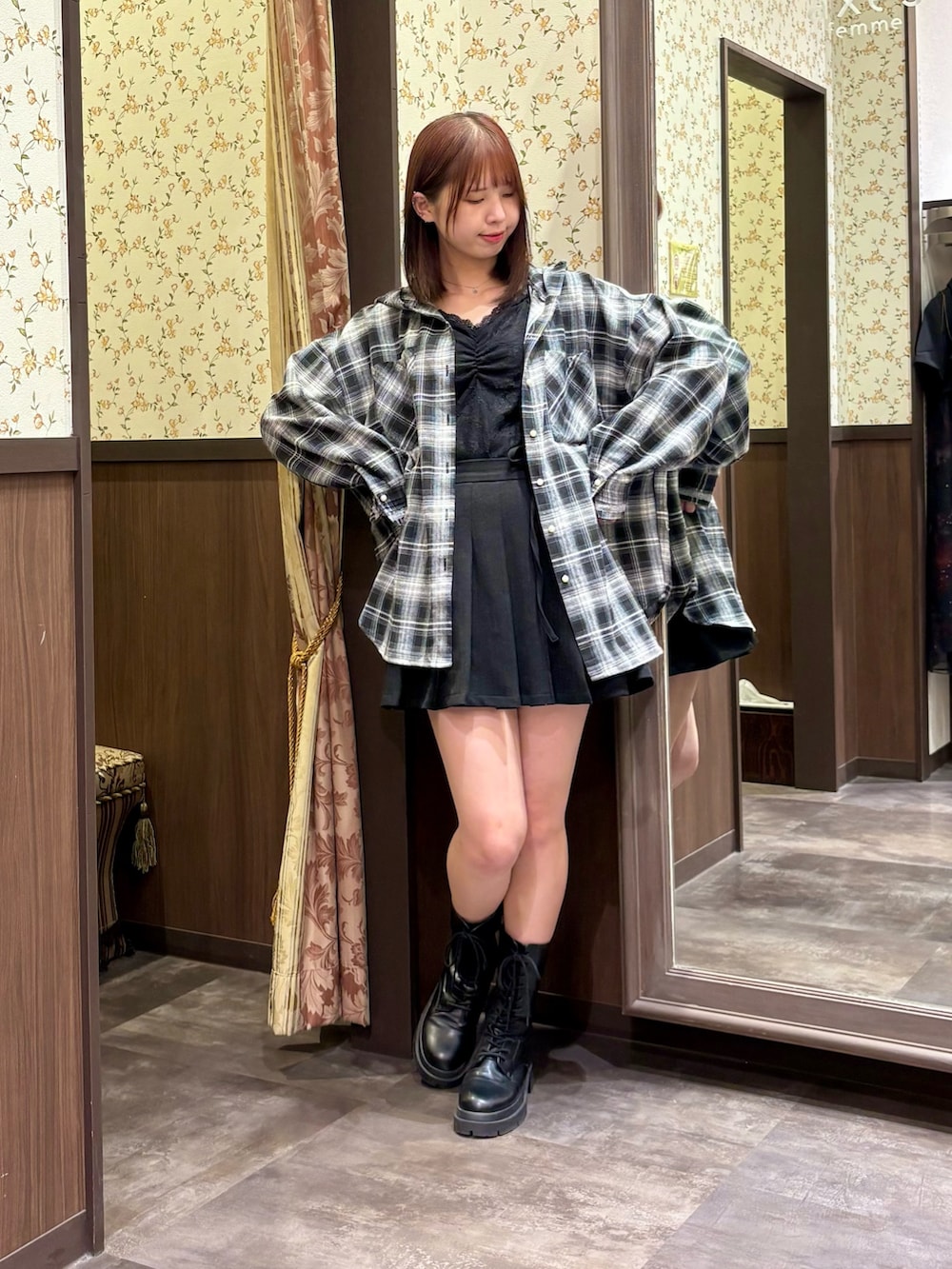 ブラック系のシャツ/ブラウス、ブラック系のタンクトップ、ブラック系のその他パンツを着用したレディースの秋コーディネートの2枚目の写真