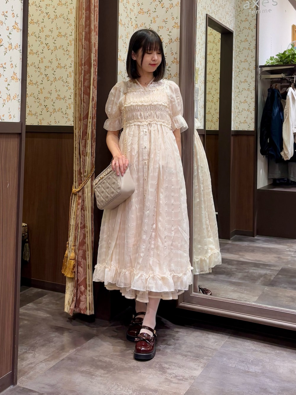 「axes femme、きれいめコーディネート、キレイめカジュアル、ワンピースコーデ、大人フェミニン、大人ガーリー、夏ファッション、ワンピーススタイル、ワンピース、パンプス、大人カジュアル、大人かわいい、大人女子」｜「axes femmeの吸水速乾チュールレースタンク（タンクトップ、ホワイト系）」を使った、白あんさん（骨格ウェーブ・レディース・162cm）の夏コーディネートの5枚目の写真