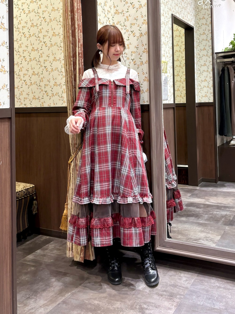ホワイト系のTシャツ/カットソー、ホワイト系のタンクトップ、レッド系のトートバッグを着用したレディースの秋コーディネートの9枚目の写真