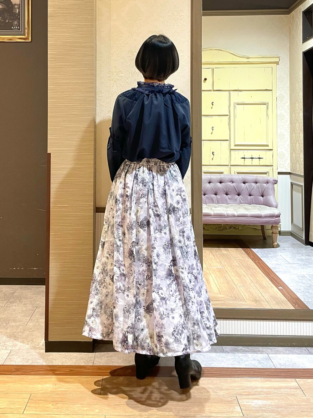 ブルー系のシャツ/ブラウス、パープル系のスカート、ブラック系のブーツを着用したレディースの秋コーディネートの6枚目の写真