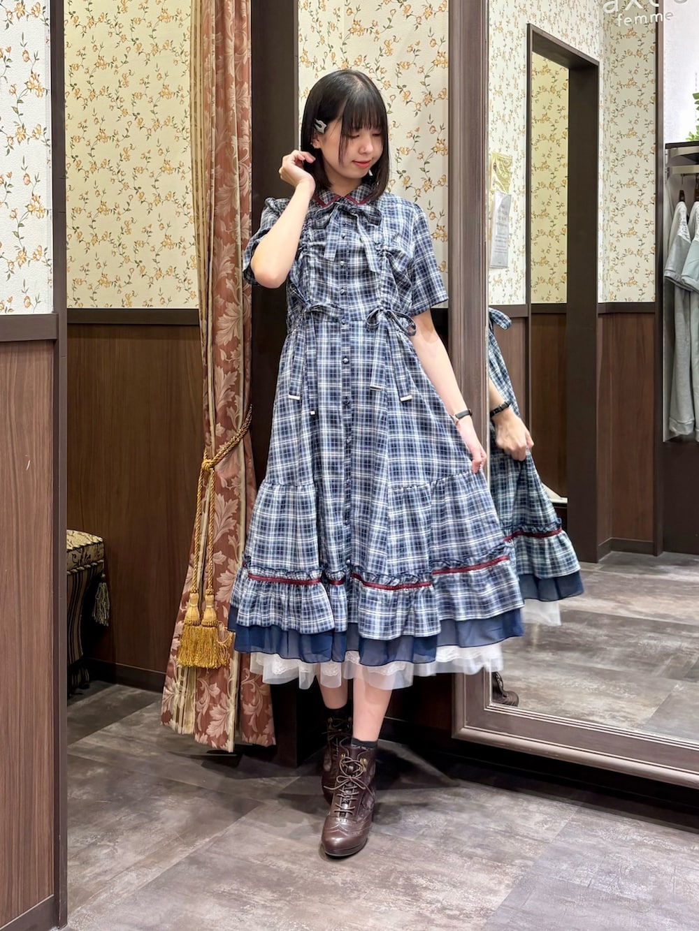 ホワイト系のタンクトップ、ブルー系のワンピース、ブラウン系のボストンバッグを着用したレディースの夏コーディネートの4枚目の写真