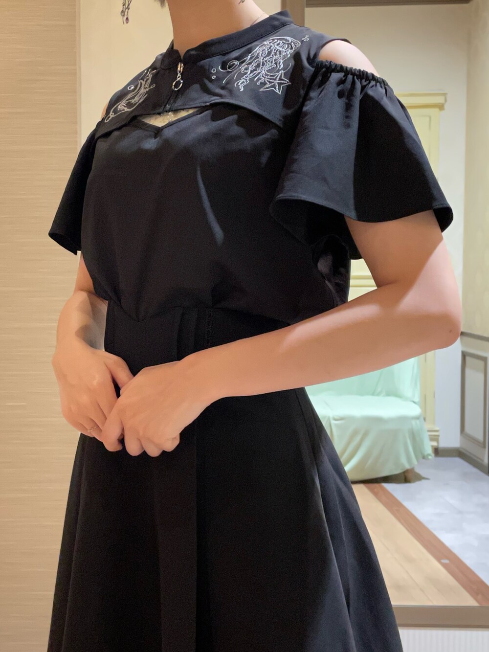 「axes femme、夏コーデ、オトナカワイイ、ワントーンコーデ」|「axes femmeのシフォン×グリッターサンダル(サンダル、ブラック系)」を使った、白あんさん(レディース・161cm)の夏コーディネートの4枚目の写真