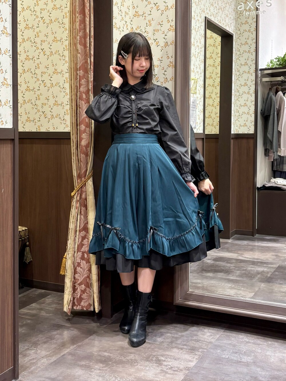ブラック系のシャツ/ブラウス、ブルー系のベスト、ブルー系のスカートを着用したレディースの夏コーディネートの8枚目の写真