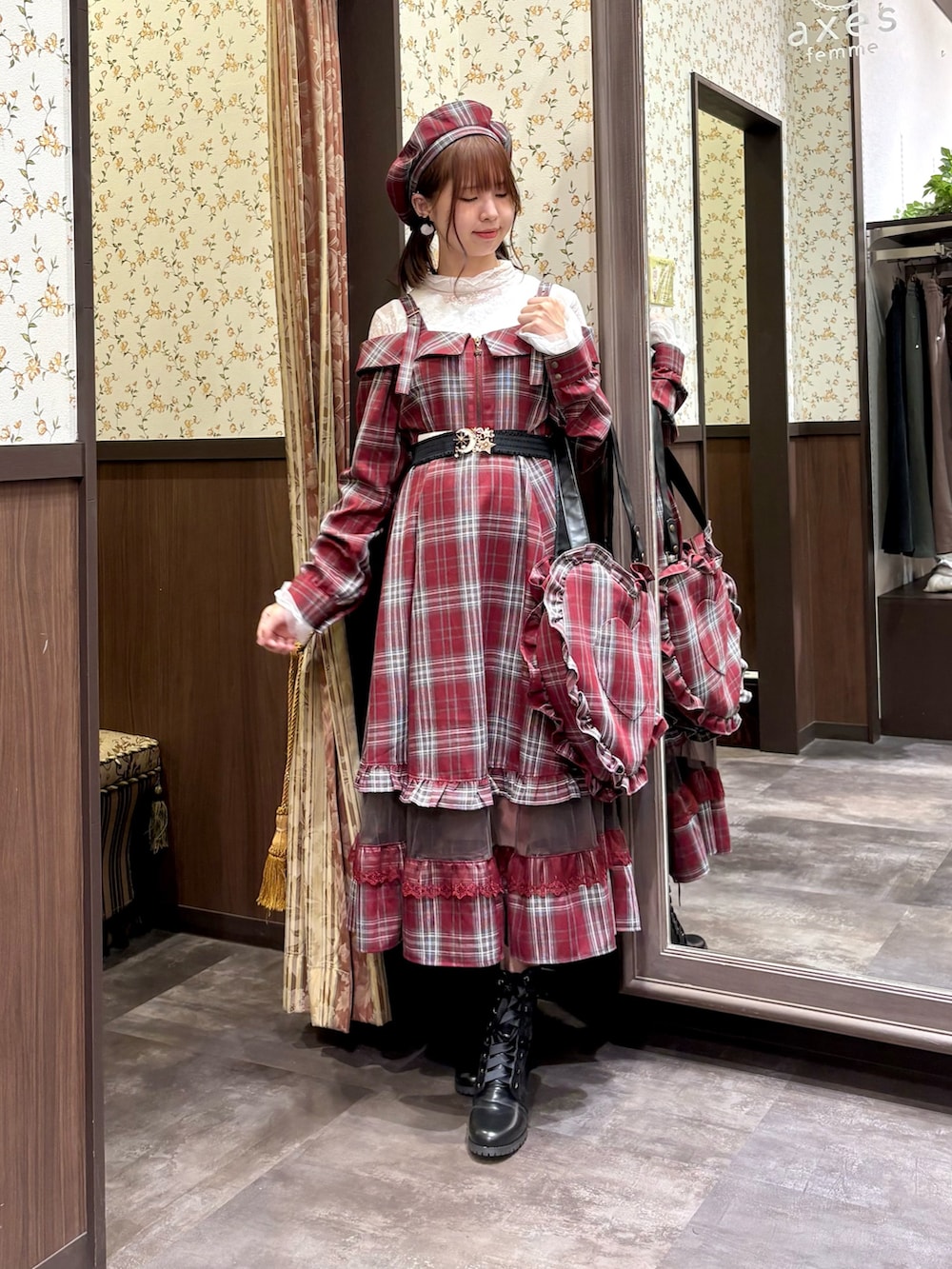 ホワイト系のTシャツ/カットソー、ホワイト系のタンクトップ、レッド系のトートバッグを着用したレディースの秋コーディネートの3枚目の写真