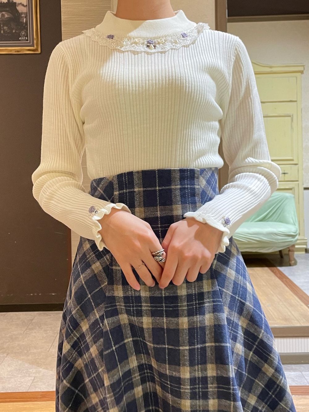 ホワイト系のその他アウター、ホワイト系のニット/セーター、ブルー系のスカートを着用したレディースの秋コーディネートの7枚目の写真