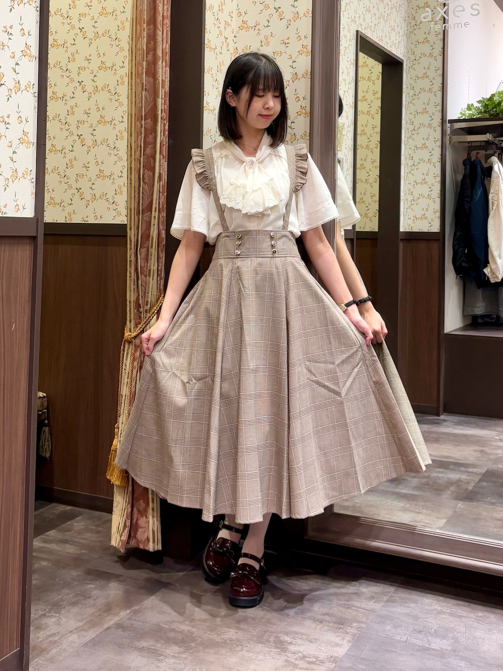 ホワイト系のタンクトップ、ホワイト系のシャツ/ブラウス、ブラウン系のスカートを着用したレディースの夏コーディネートの4枚目の写真