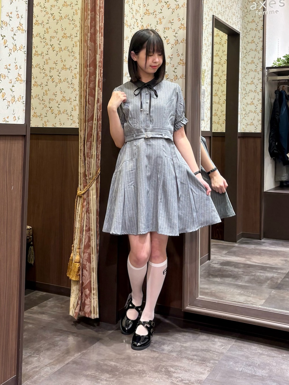 ホワイト系のタンクトップ、グレー系のワンピース、ブラック系のショルダーバッグを着用したレディースの夏コーディネートの6枚目の写真