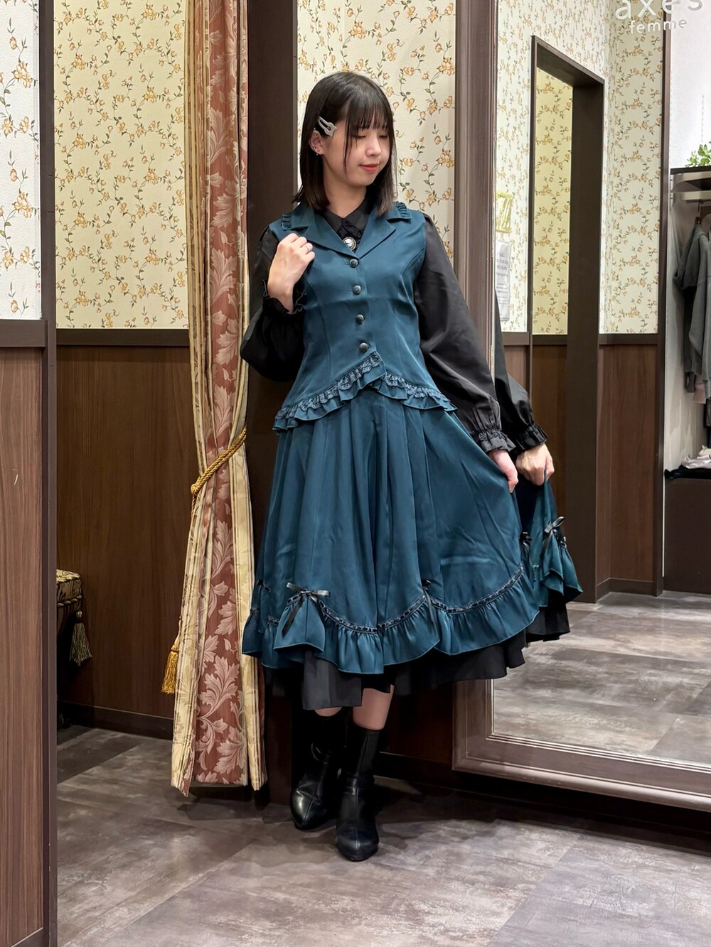 ブラック系のシャツ/ブラウス、ブルー系のベスト、ブルー系のスカートを着用したレディースの夏コーディネートの4枚目の写真