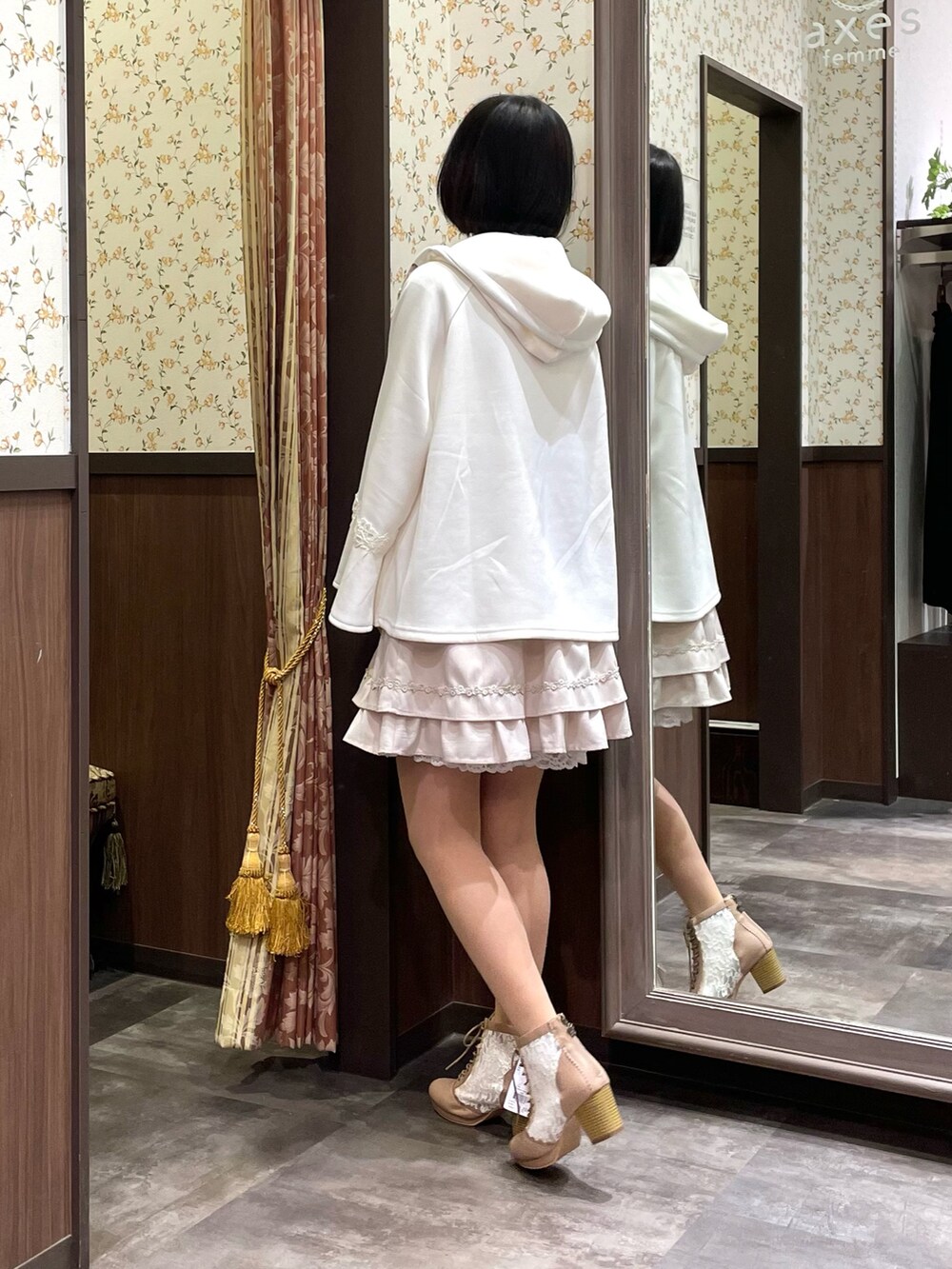 ホワイト系のシャツ/ブラウス、ホワイト系のカーディガン/ボレロ、ホワイト系のスカートを着用したレディースの春コーディネートの4枚目の写真