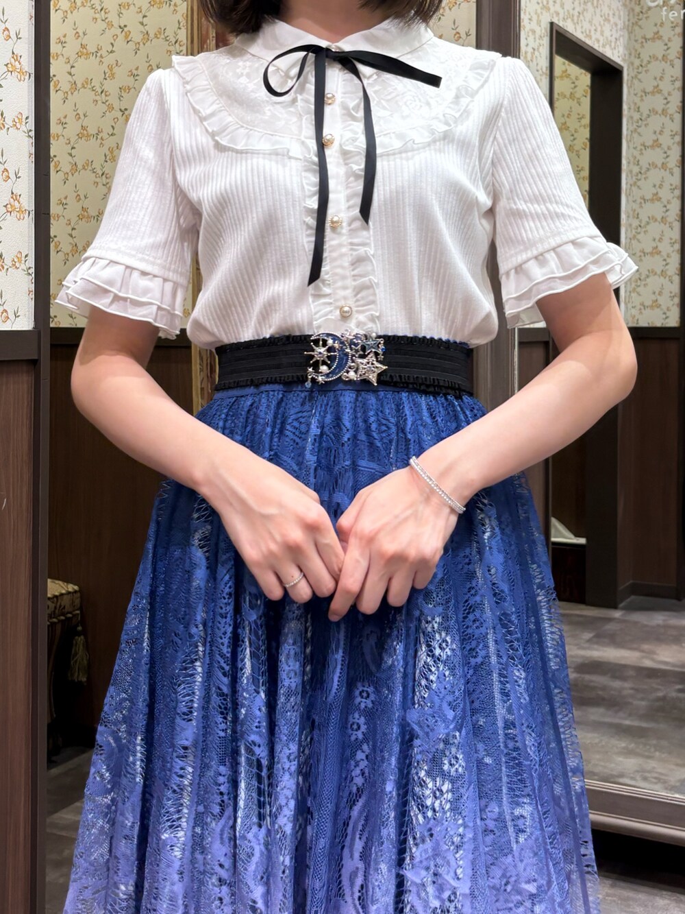 ブルー系のスカート、ホワイト系のタンクトップ、ホワイト系のTシャツ/カットソーを着用したレディースの夏コーディネートの7枚目の写真