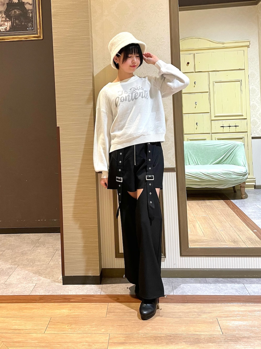 ブラック系のその他パンツ、ブラック系のブーツ、ホワイト系のタンクトップを着用したレディースの秋コーディネートの2枚目の写真