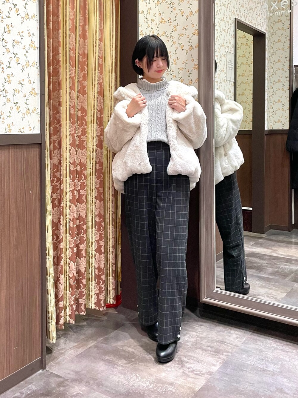 グレー系のTシャツ/カットソー、ホワイト系のダッフルコート、ブラック系のその他パンツを着用したレディースの冬コーディネートの4枚目の写真