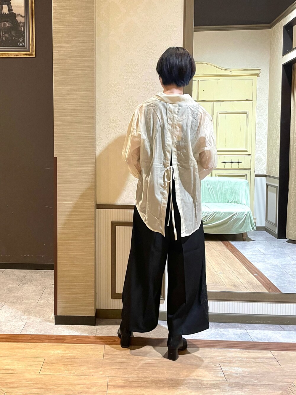 ブラック系のタンクトップ、ブラック系のその他パンツ、ブラック系のブーツを着用したレディースの夏コーディネートの5枚目の写真