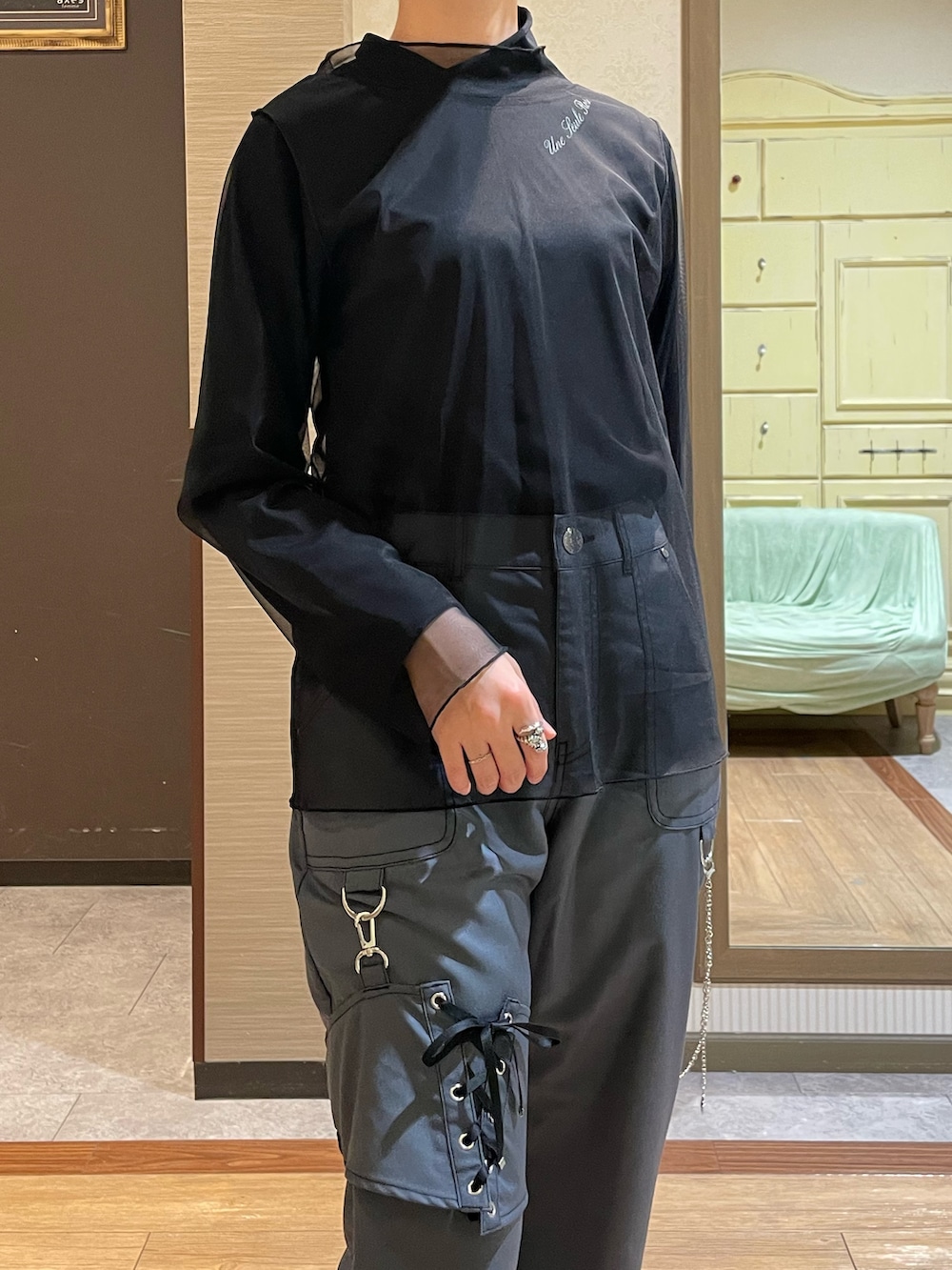 ブラック系のブルゾン、その他のブーツ、グレー系のその他パンツを着用したレディースの秋コーディネートの7枚目の写真