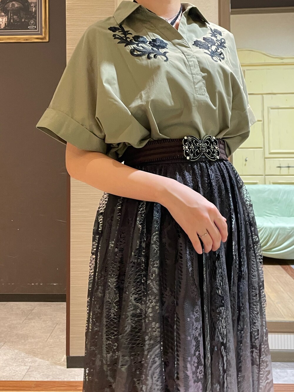 ブラック系のタンクトップ、グリーン系のシャツ/ブラウス、ブラック系のショルダーバッグを着用したレディースの秋コーディネートの5枚目の写真