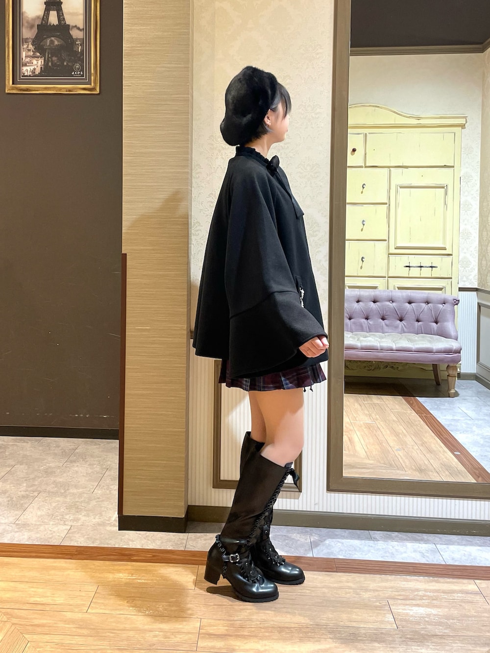 レッド系のその他パンツ、ブラック系のピーコート、ブラック系のニット/セーターを着用したレディースの秋コーディネートの4枚目の写真