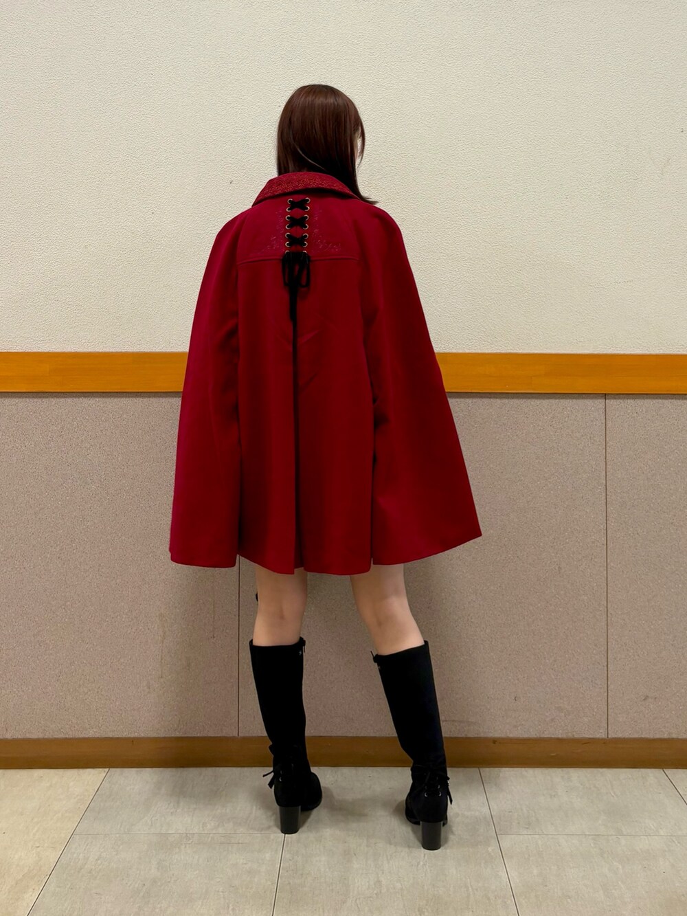 ブラック系のブーツ、ブラック系のシャツ/ブラウス、ブラック系のその他パンツを着用したレディースの秋コーディネートの6枚目の写真