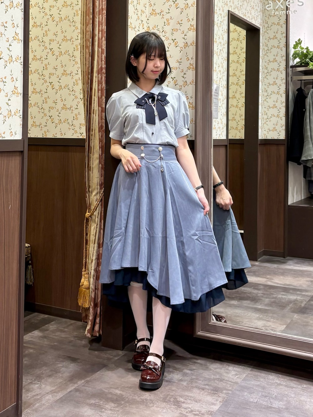 ブルー系のタンクトップ、ブルー系のシャツ/ブラウス、ブラウン系のローファーを着用したレディースの春コーディネートの2枚目の写真