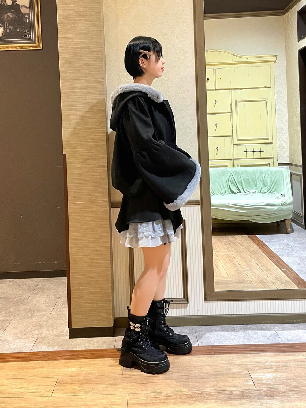 「axes femme、ワンピース、レイヤードスタイル、コート」|「axes femme POETIQUEのハーネスベルト付レースワンピース(ワンピース、グレー系)」を使った、白あんさん(レディース・161cm)の秋コーディネートの6枚目の写真