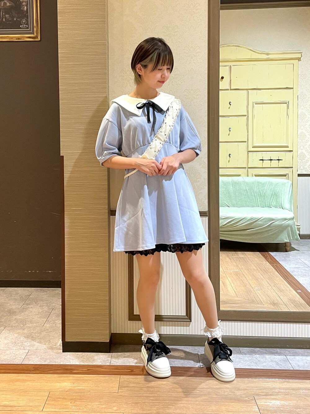 ホワイト系のタンクトップ、ブルー系のワンピース、グレー系のスニーカーを着用したレディースの夏コーディネートの6枚目の写真